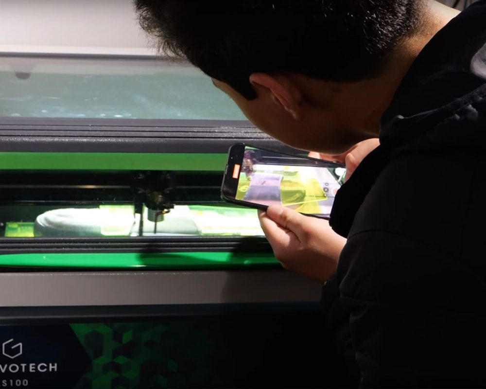 islide-grabando-sandalias.img