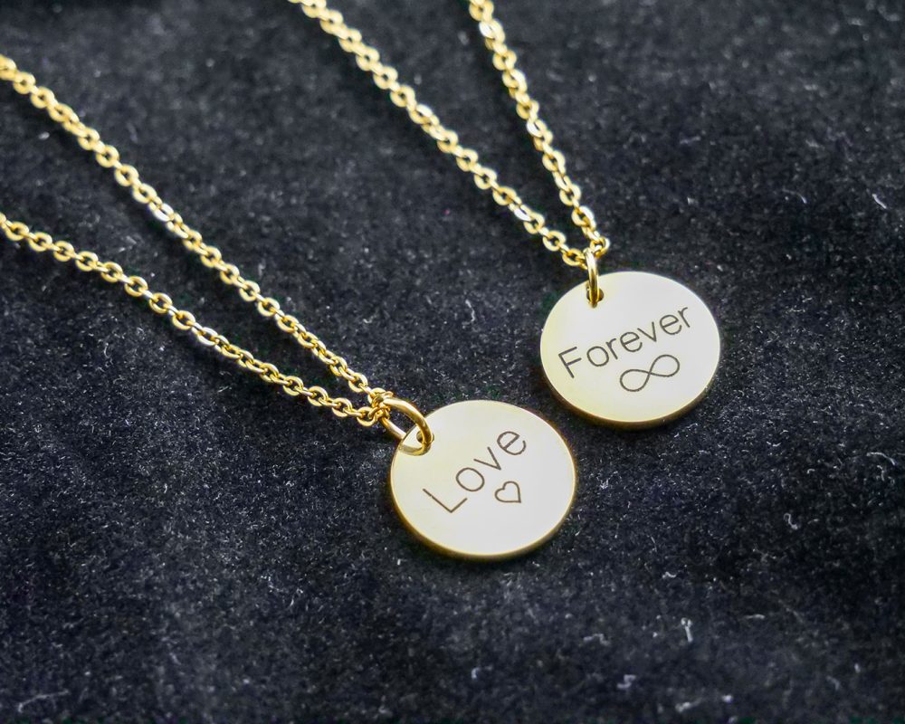 laser-integracion-verde-grabado-joyas-medalla-collar.img