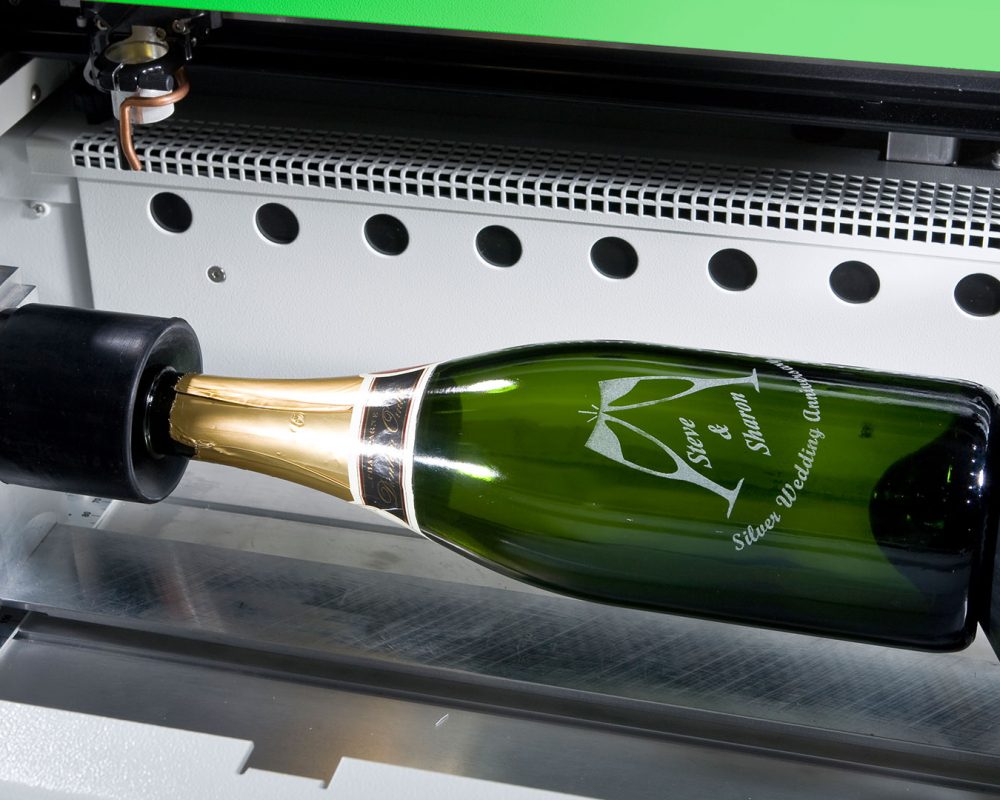 maquina-laser-ls100ex-grabado-botella-vino-cristal-vidrio.img