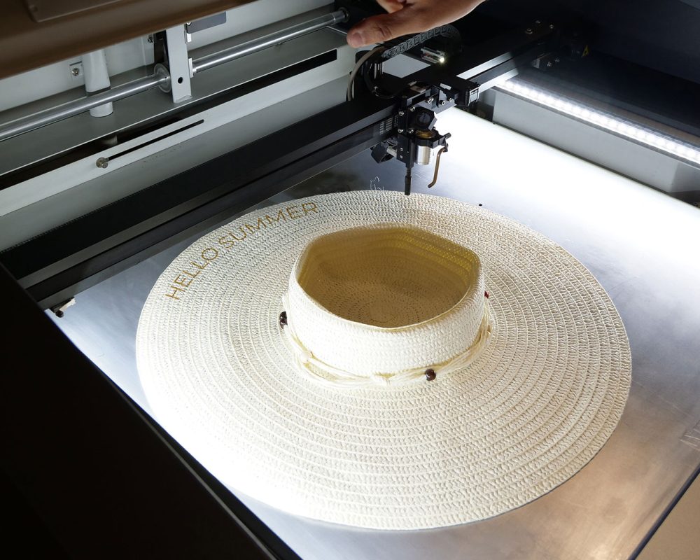 maquina-laser-ls900-edge-grabado-textil-sombrero.img