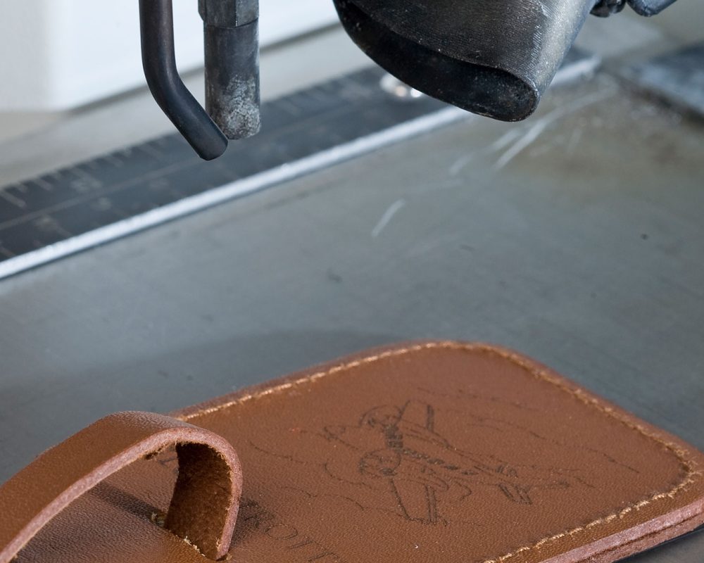 maquina-laser-ls900-fibra-grabado-cuero-etiqueta.img