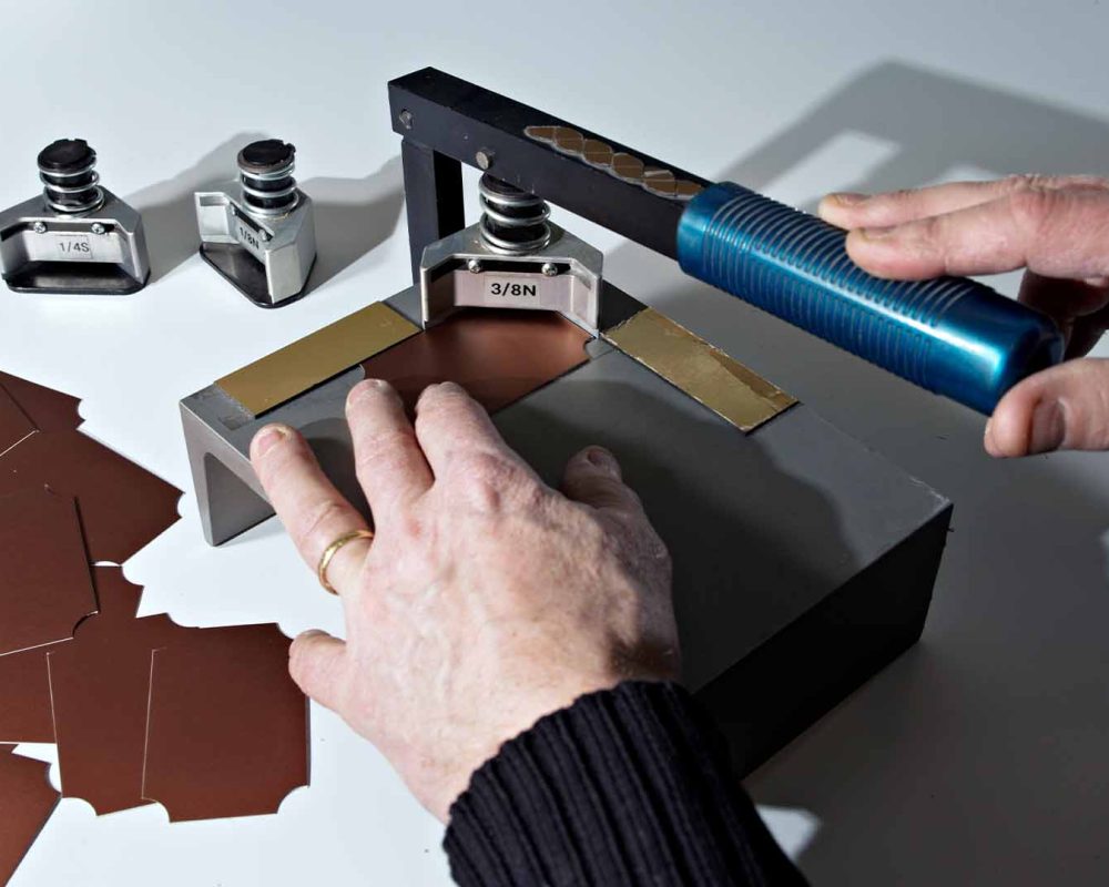 maquina-manual-cizalla-troqueladora-csc-manos