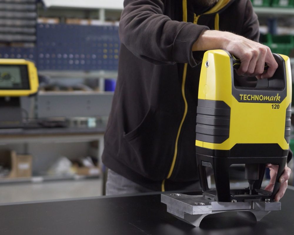 maquina-micropercusion-easy120-marcado-pieza-metal.img