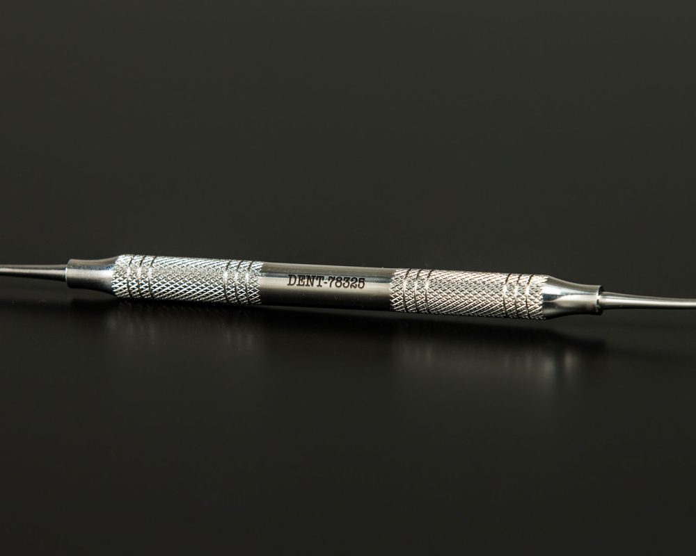 material-acero-inoxidable-grabado-instrumento-dental-sanitario.img