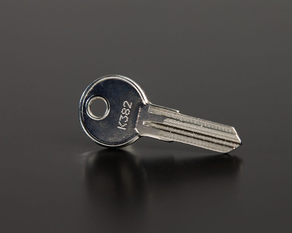 material-acero-inoxidable-grabado-llave.img