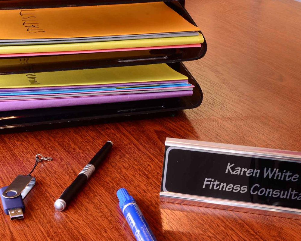 material-grabado-colored-aluminium-rotulo-despacho.img