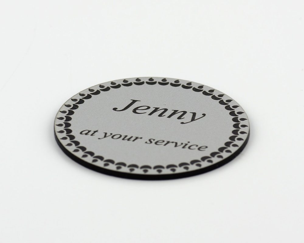 material-grabado-gravolase-metallics-etiqueta-empleado-plastico.img