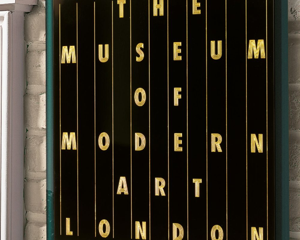 material-grabado-gravometall-rotulo-museo-londres.img