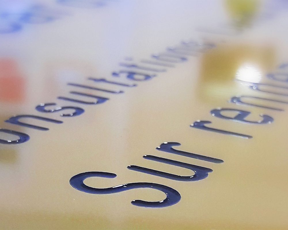 material-grabado-gravometall-rotulo-puerta-senalizacion.img