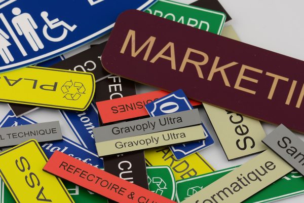 material-grabado-gravoply-ultra-etiquetas-senalizacion-plastico.img