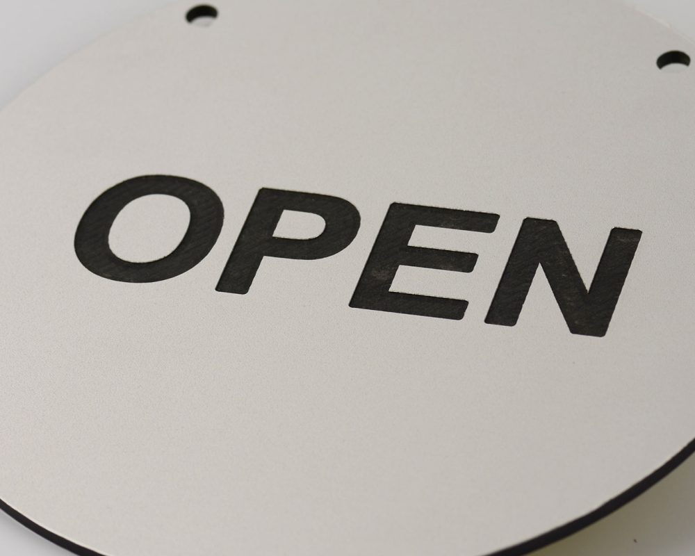 material-grabado-gravostral-senalizacion-open-abierto.img