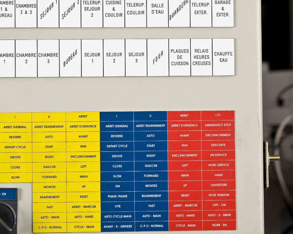 material-grabado-gravostrat-senalizacion-panel-electrico.img