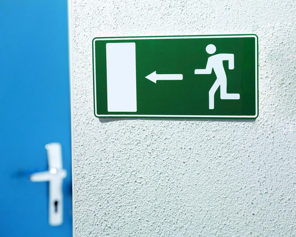 material-grabado-gravostrat-senalizacion-salida.img