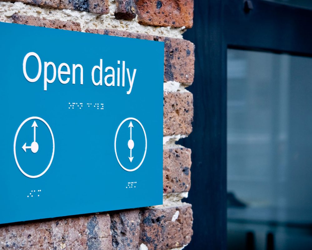 material-grabado-gravotac-exterior-rotulo-braille-plastico.img