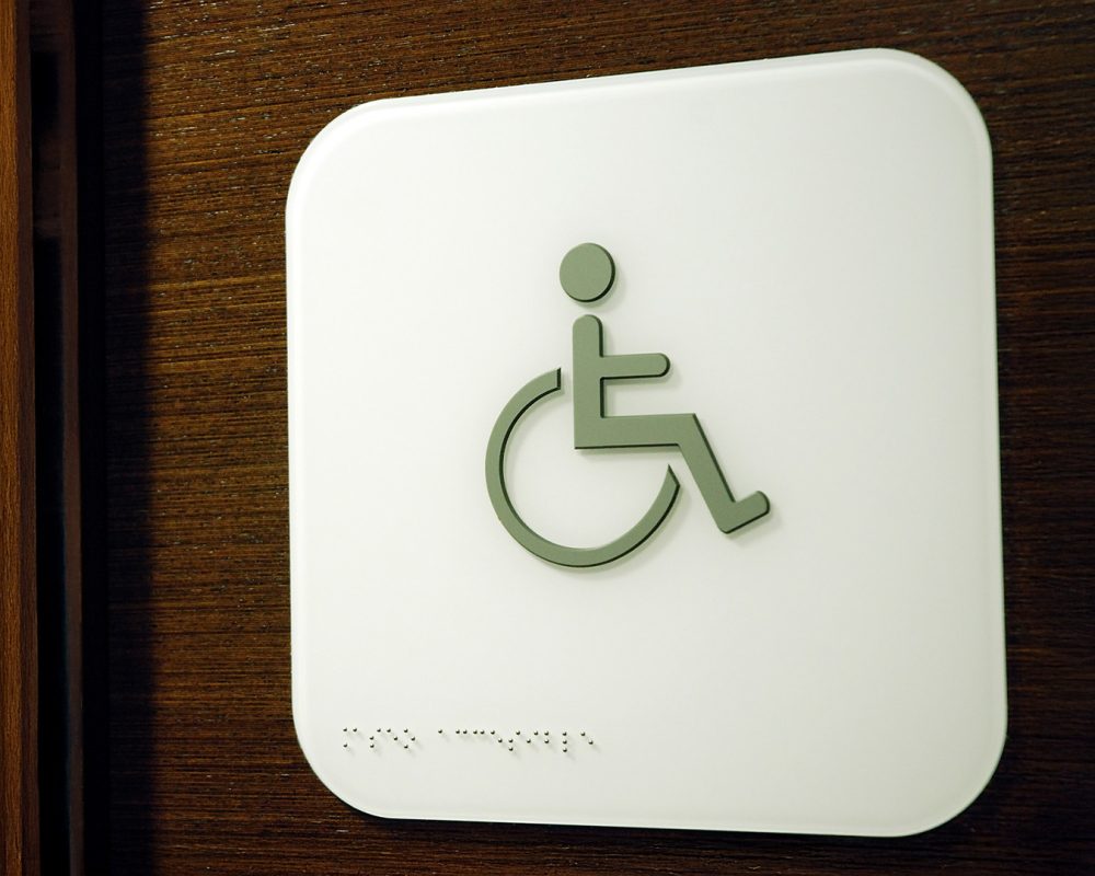 material-grabado-gravotac-rotulo-silla-ruedas-braille.img