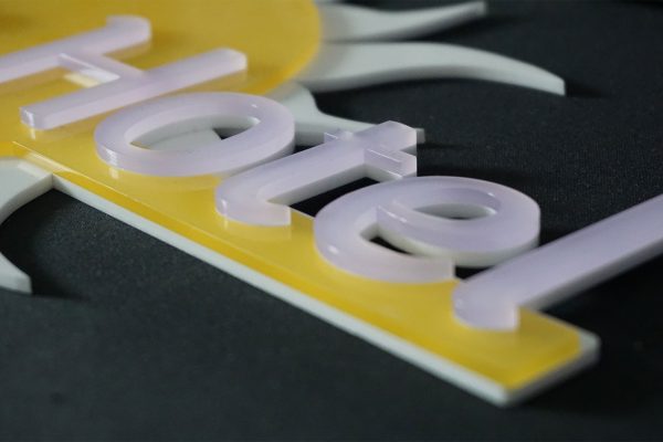 material-grabado-metacrilato-rotulo-hotel-plastico.img