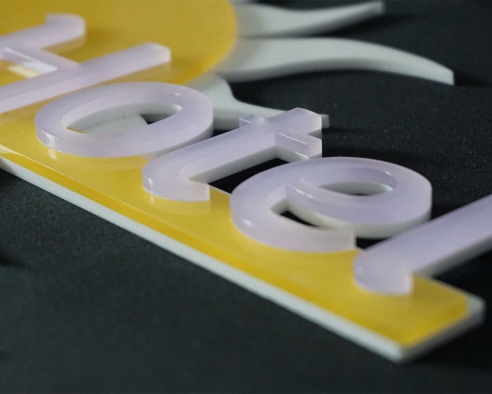 material-grabado-metacrilato-rotulo-hotel-plastico.img
