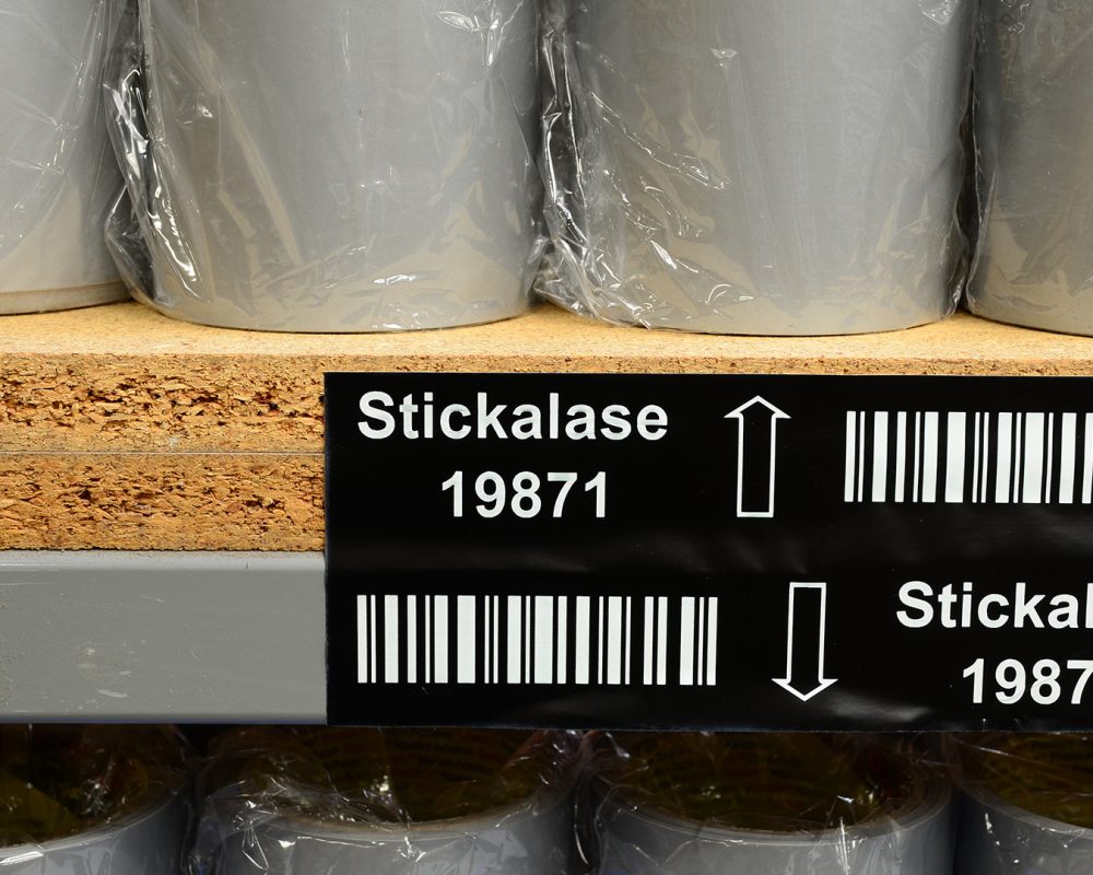 material-grabado-stickalase-codigo-barras-estanteria-plastico-2.img