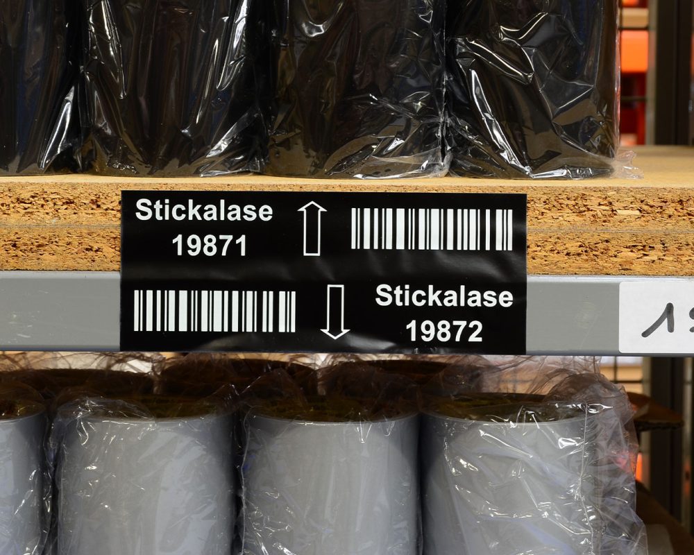 material-grabado-stickalase-codigo-barras-estanteria-plastico.img