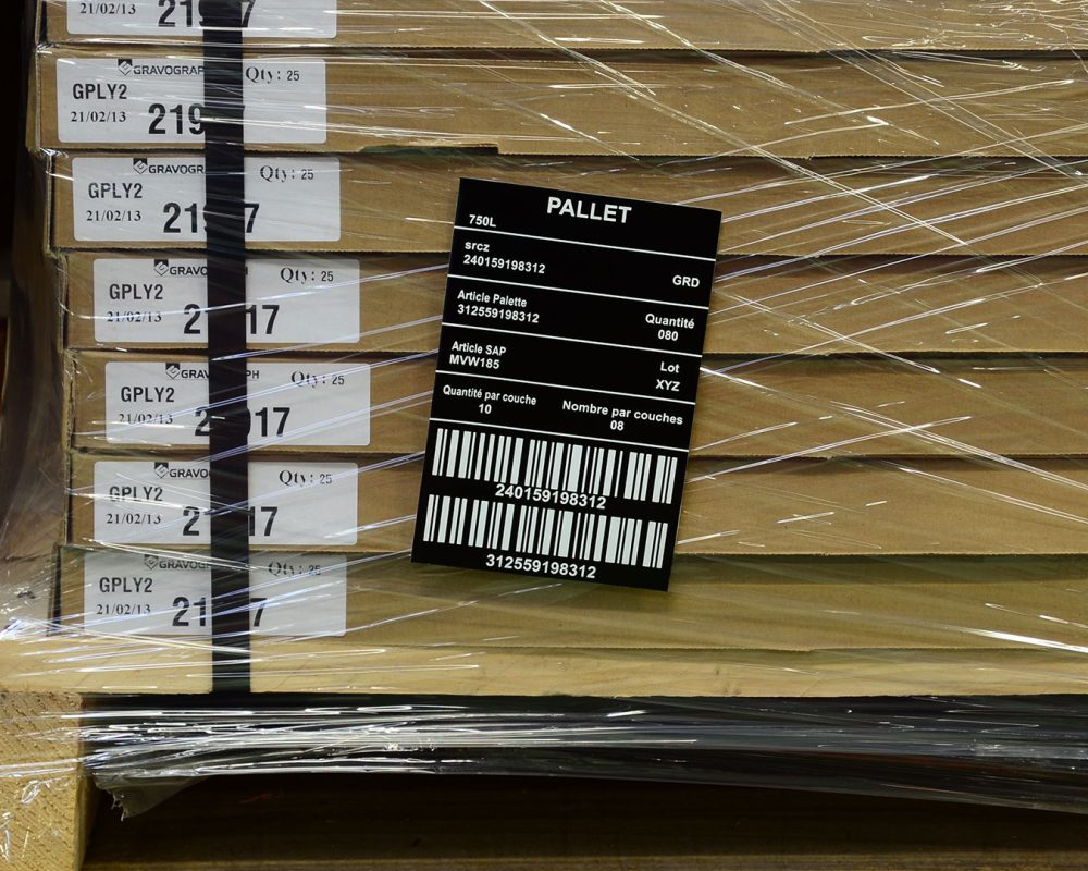 material-grabado-stickalase-codigo-barras-palet-plastico.img