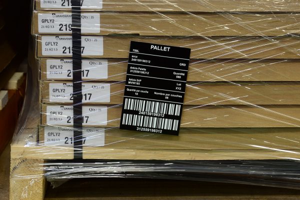 material-grabado-stickalase-codigo-barras-palet-plastico.img