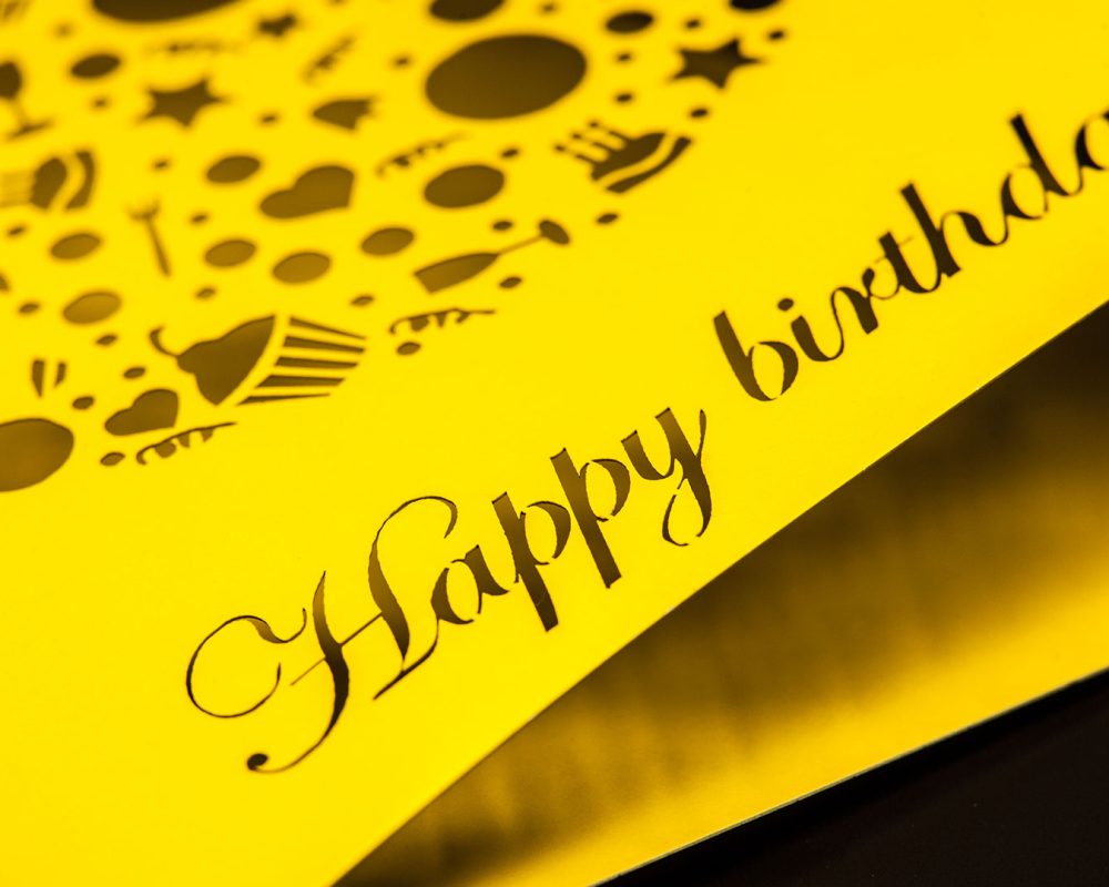 material-papel-carton-corte-laser-tarjeta-cumpleaños.img