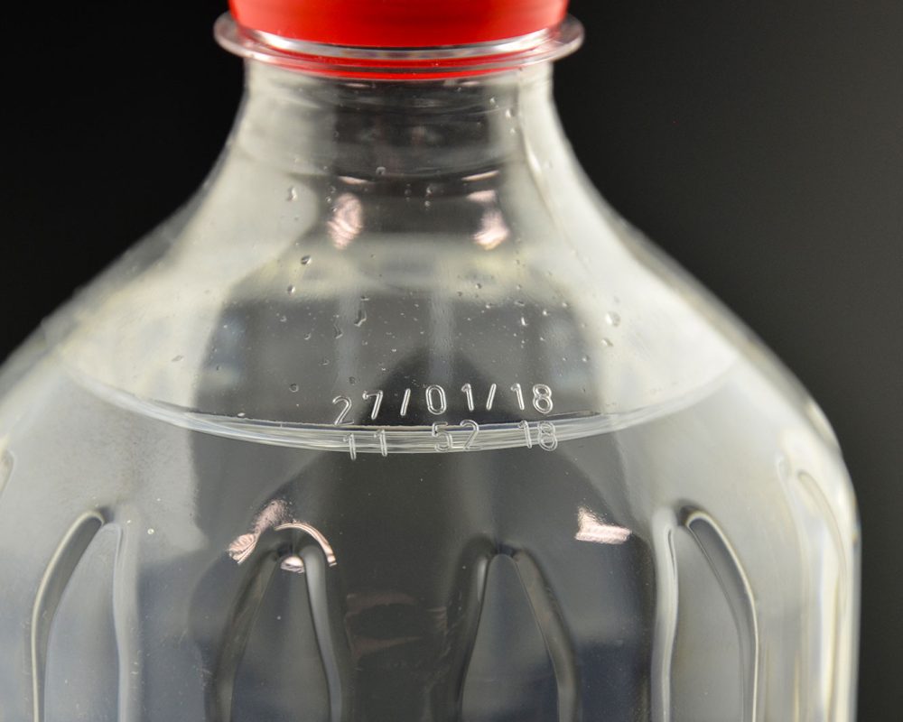 material-plastico-grabado-botella.img