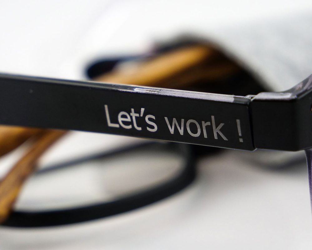 material-plastico-grabado-gafas.img