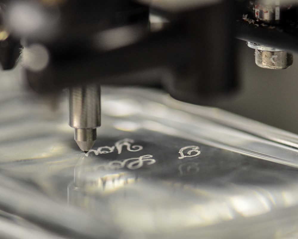 sector-personalizacion-cosmeticos-perfumes-grabado-mecanico-2.img