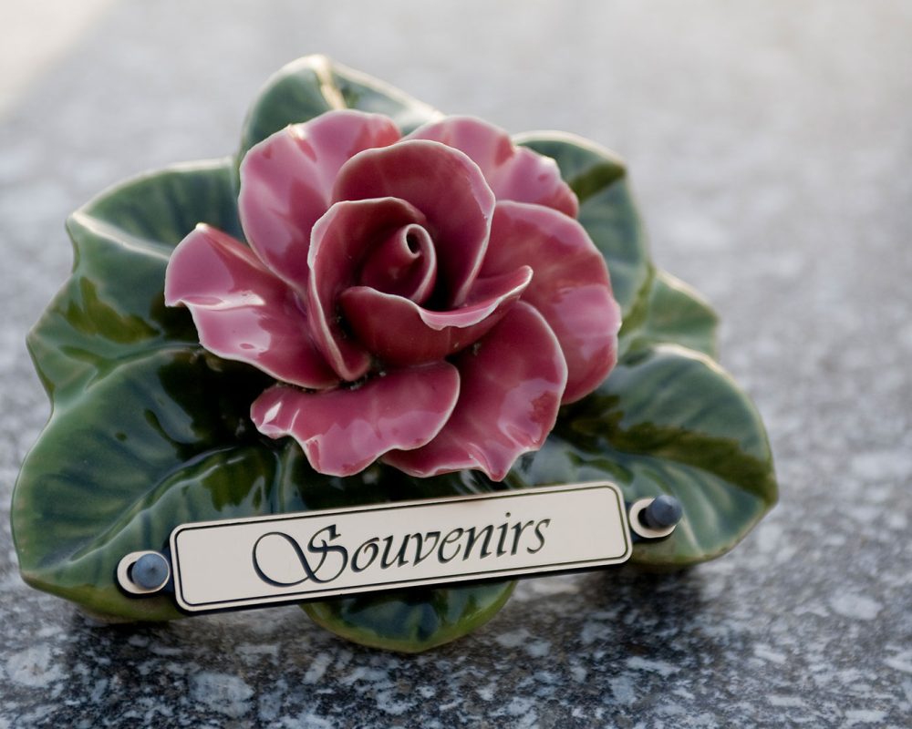 sector-personalizacion-funerario-grabado-flor-decoracion.img