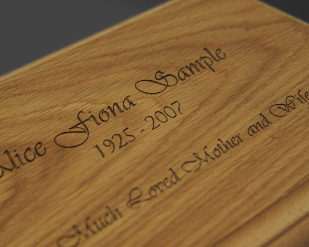 sector-personalizacion-funerario-grabado-placa-madera-alice.img
