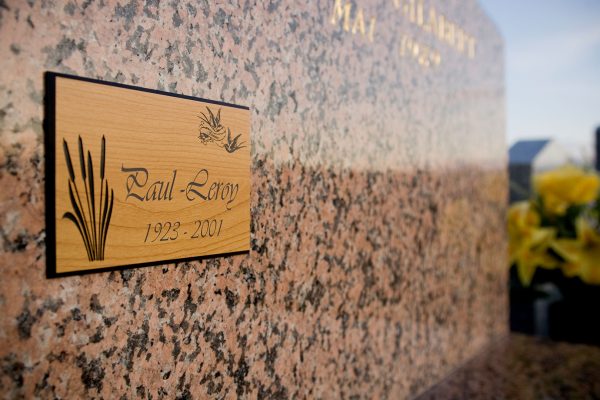 sector-personalizacion-funerario-grabado-placa-madera.img