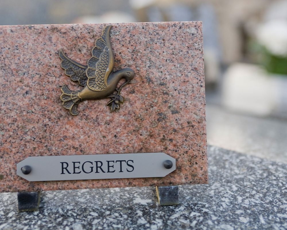 sector-personalizacion-funerario-grabado-placa.img