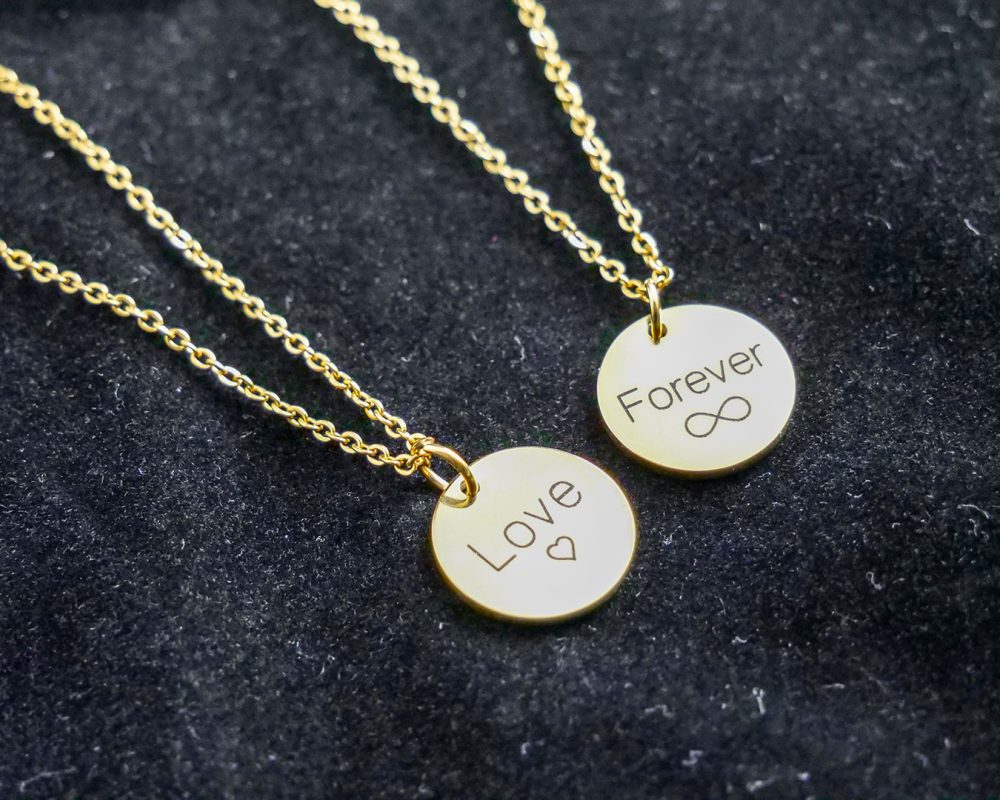 sector-personalizacion-joyas-bisuteria-grabado-collares-colgantes.img