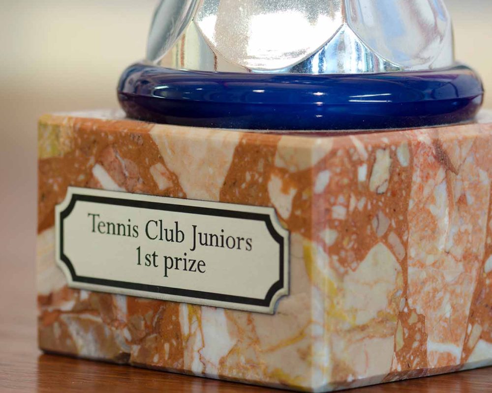 sector-personalizacion-trofeos-placas-homenaje-tenis-club.img