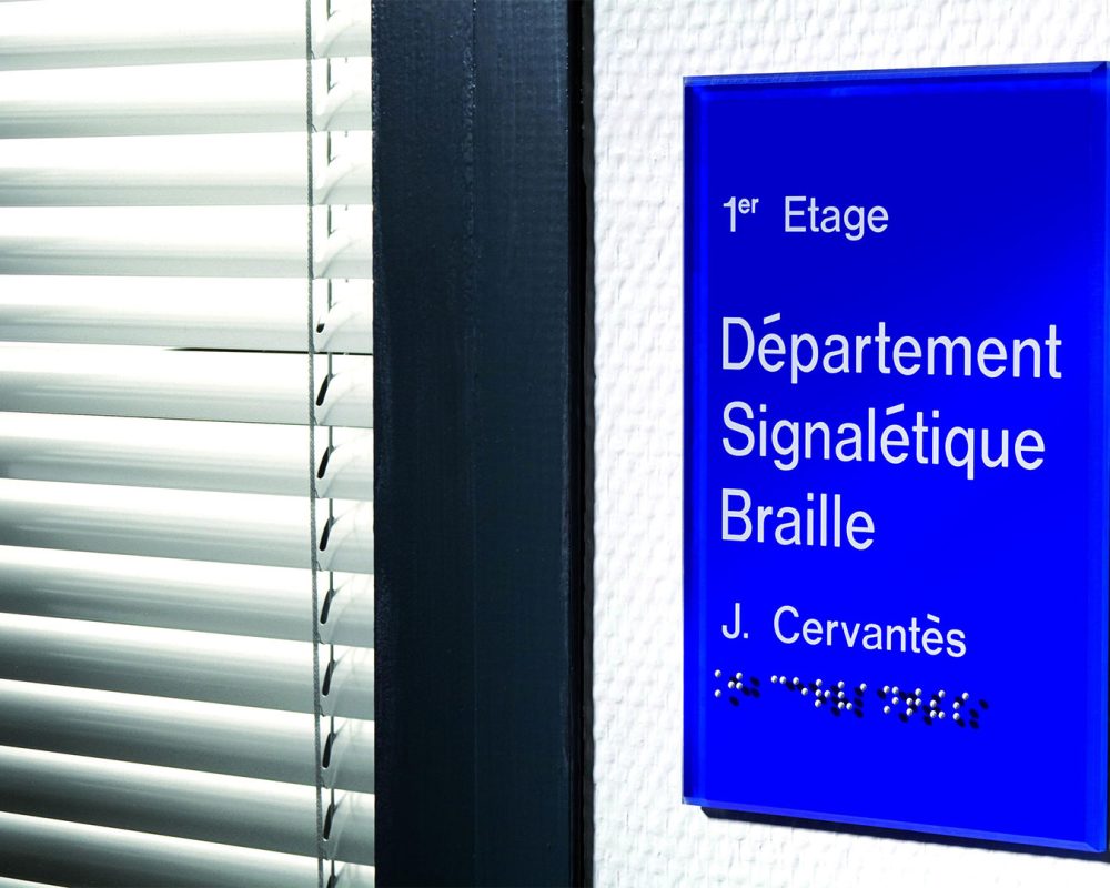 sector-senalizacion-rotulacion-accesible-braille-rotulo-departamento