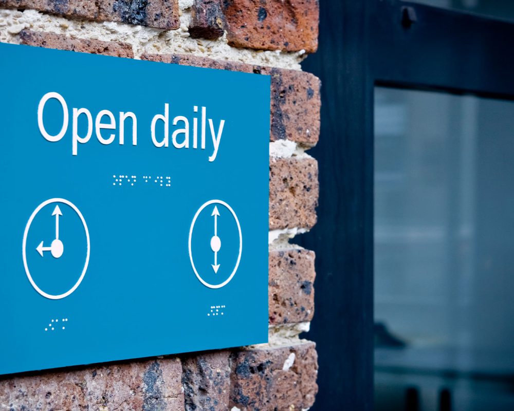 sector-senalizacion-rotulacion-accesible-braille-rotulo-horario.img