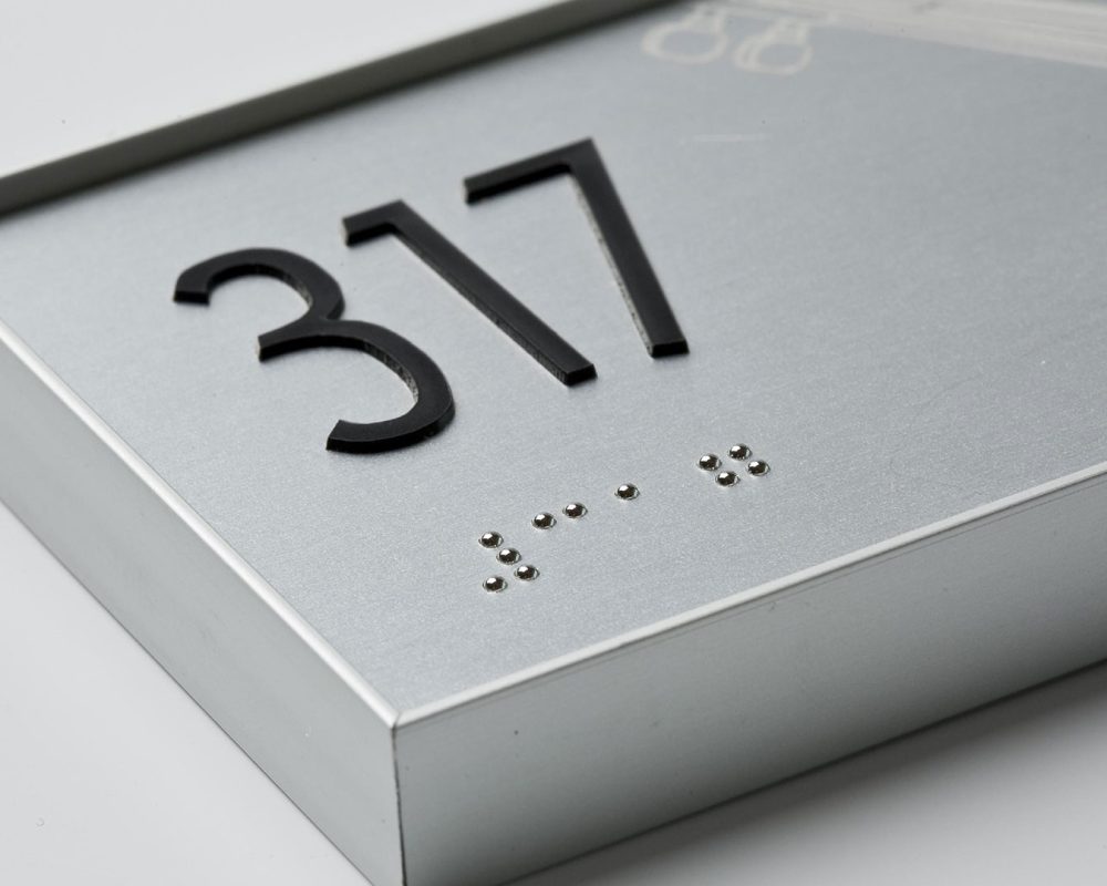 sector-senalizacion-rotulacion-accesible-braille-rotulo-numero.img