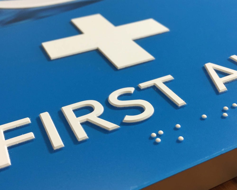 sector-senalizacion-rotulacion-accesible-braille-rotulo-urgencias.im